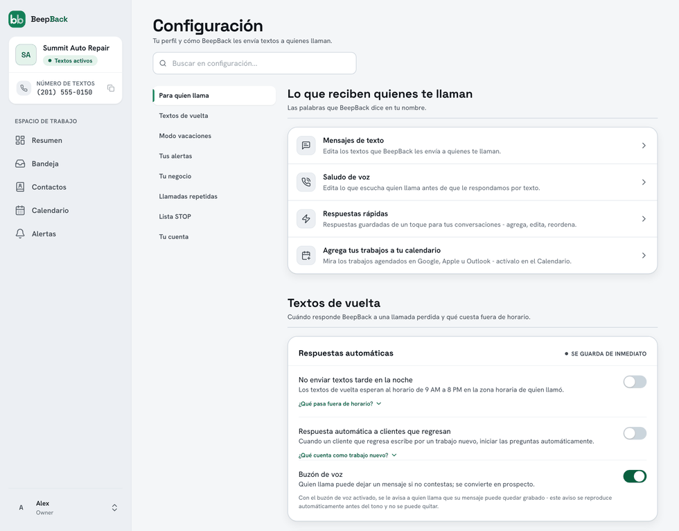 Configuración de BeepBack: un buscador, secciones para lo que reciben quienes llaman, textos de vuelta, modo vacaciones y tus alertas, e interruptores para textos tarde en la noche, clientes que regresan y buzón de voz